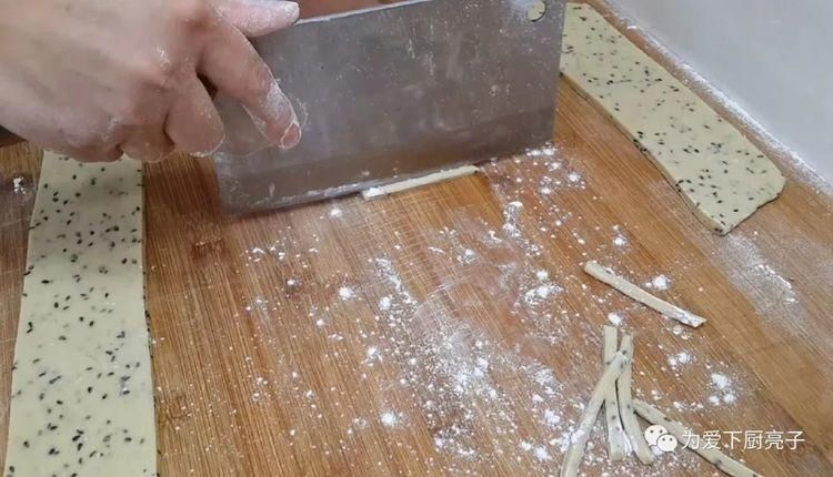  简单|油条这做法才简单，切一切炸一炸，个个焦脆又香甜，学会能开店了