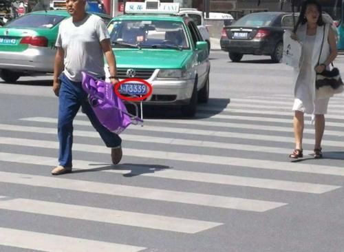 主动|车主开车主动礼让行人，不料遭3女子戏耍，真是太过分了