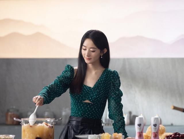  片场|中餐厅预告终于出来，看到赵丽颖在厨房的造型，还以为走错了片场