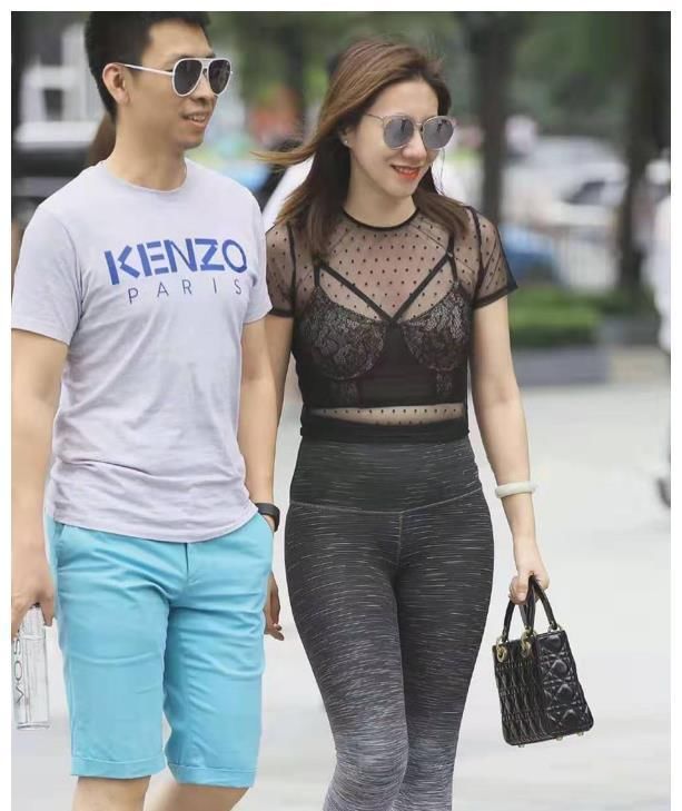  眼神|哥们眼神收一收，美女身边有人呢，考虑一下别人