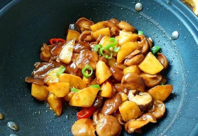 没放|香菇和土豆这样做，一点肉也没放，好吃到停不下来