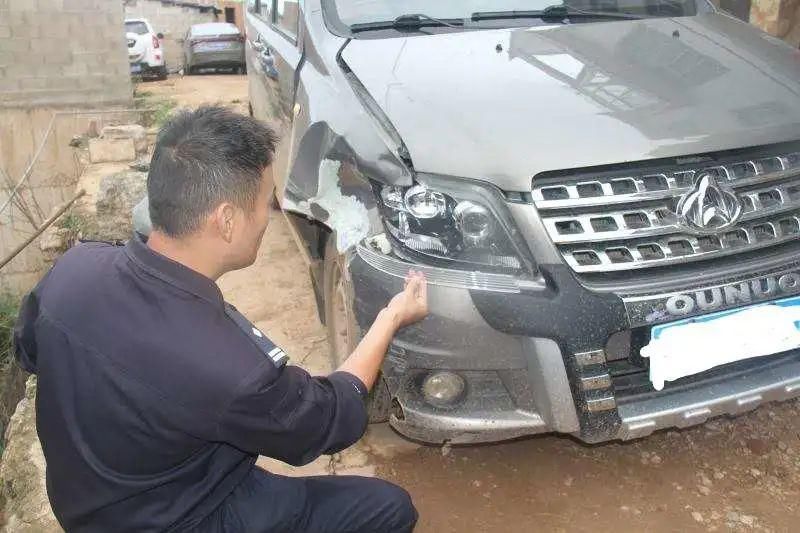 信息|一边开,一边发信息,然后就撞车了...再然后就逃了...还不是被抓了