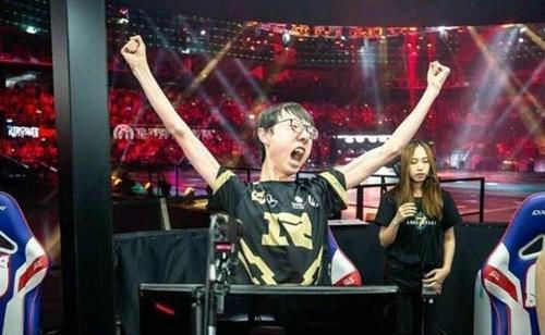  戒网瘾|《穿越火线》杨永信登场？原来香锅也去过，差点毁掉一个电竞天才