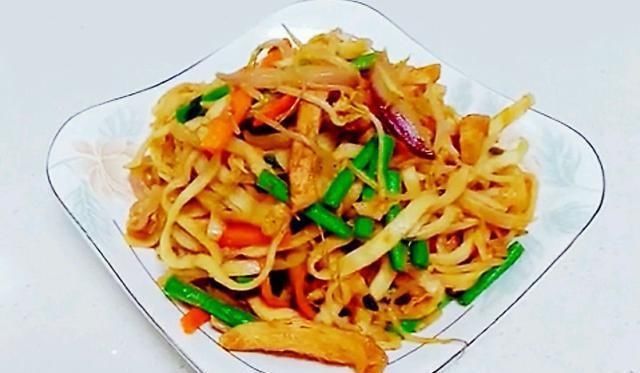  低热量|北方的炒饼火了，这种吃法，荤素搭配低热量，经得起岁月的流逝