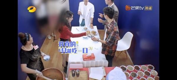  王一博|王一博想和赵丽颖共吃一碗肉燕，被主持人阻止，是小心还是多心？
