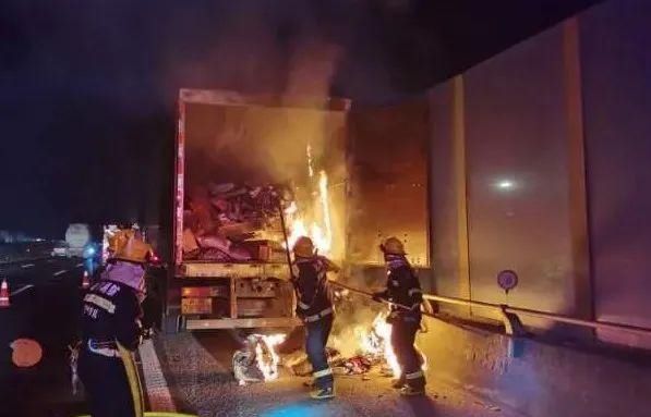  满满|昨夜杭州绕城高速上，邮政货车起火，满满一车快递……