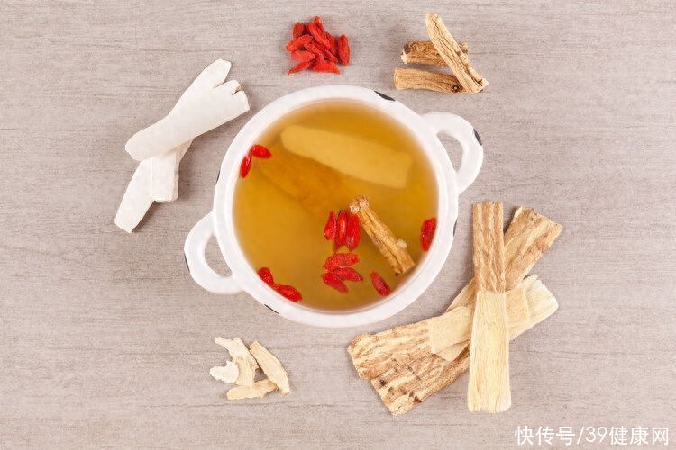 黄芪伤肾坚持喝黄芪泡水危害多(黄芪伤肾，黄芪泡水喝危害多？再次提醒：真正伤肾的是这3类中药)