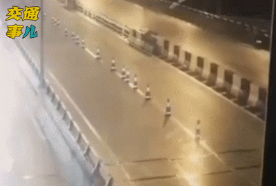  有种|一组动图警示你：有种事故叫做雨天莫“赶路” 侧滑甩尾要人命