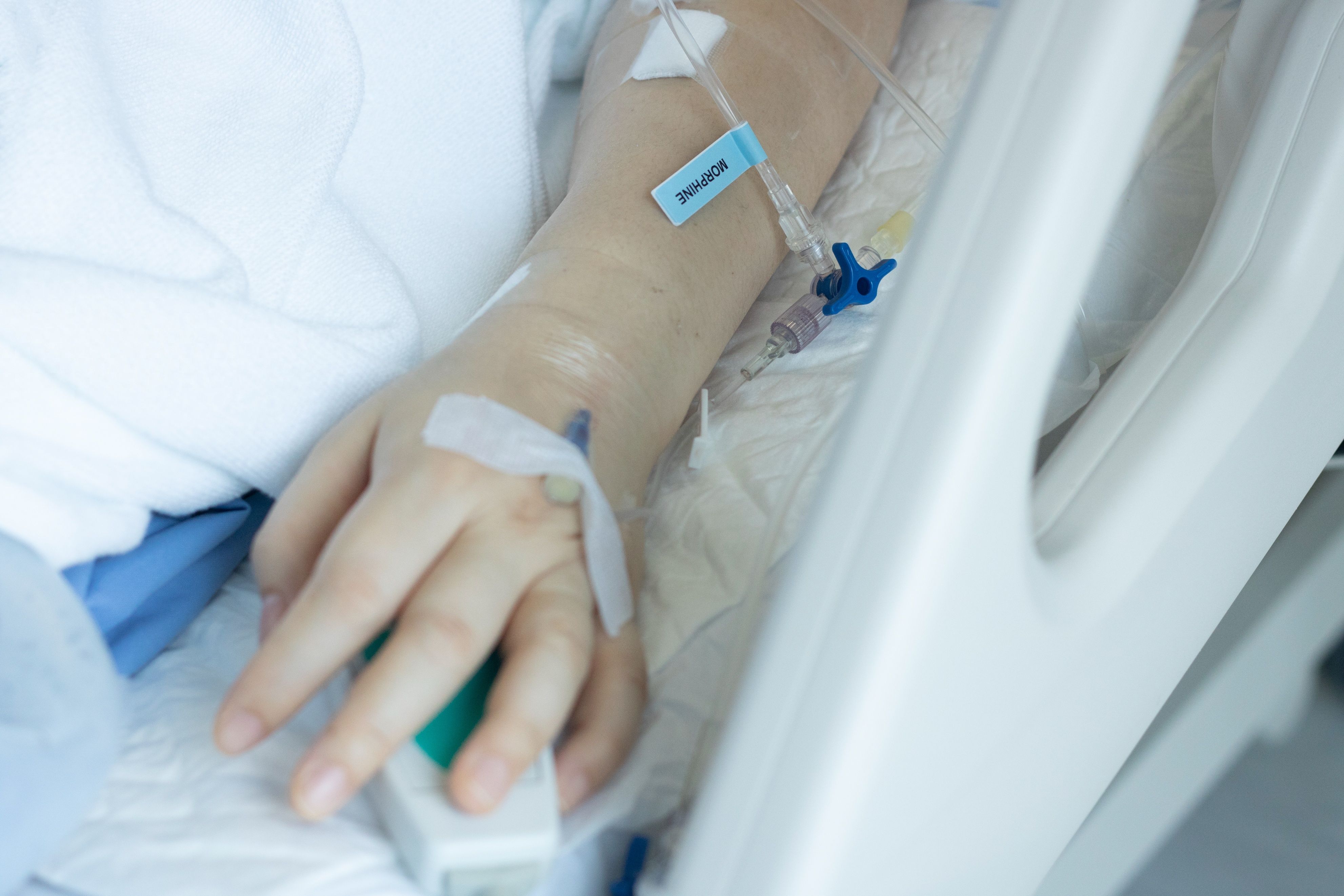 手术结束后患者一直喊疼，是不是大夫用的止疼药少？2023