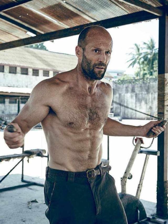  胸前|英国超模布鲁克发福？仍挡不住胸前＂波涛汹涌＂，这身材才是真女神