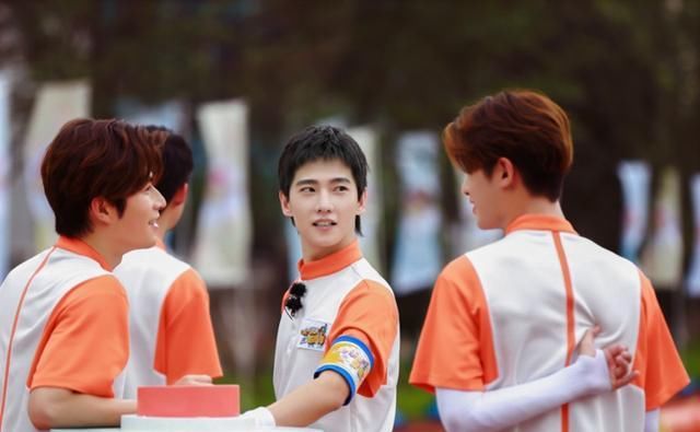  巨型弹弓|《元气满满的哥哥》用起重机玩弹弓游戏，“老口子”胡军吓呆杨洋看傻