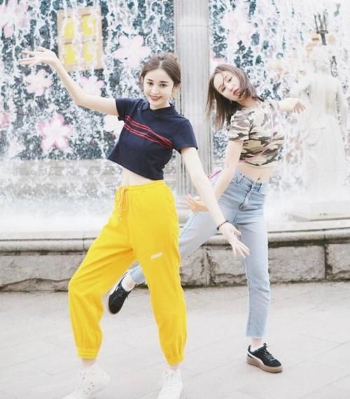  对比|同样是在游乐园拍照留念，看到娜扎和热巴的对比图，两人终于分出了高低