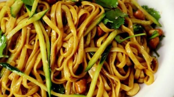 碗里|煮面条不要水开下锅,教你简单这样做,面条爽滑劲道,比买的好吃