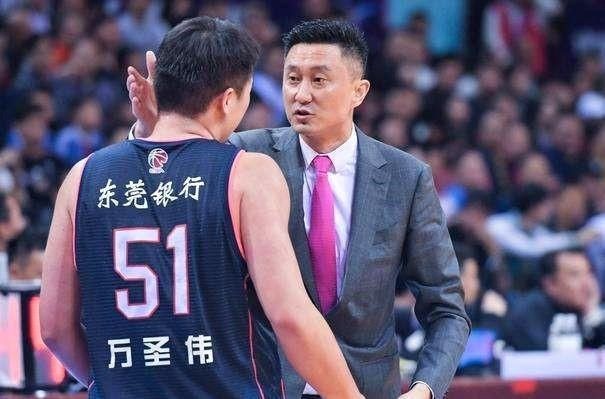  南京|回家心情不错！万圣伟化身美食主播介绍南京小吃，节目中调侃杜锋