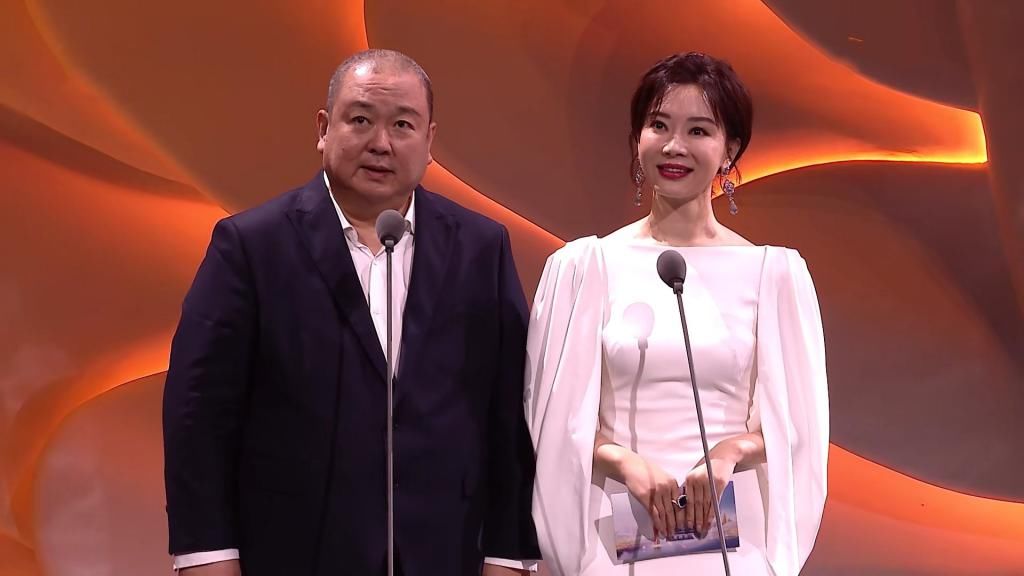  现场|金鹰节提词器抢镜，夺走何炅主持光环，令嘉宾现场尴尬！