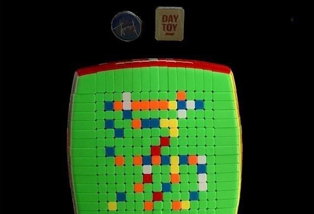  DAYTOY|1734块! 肖战粉丝用15阶魔方拼字, 祝福肖战DAYTOY星途坦荡