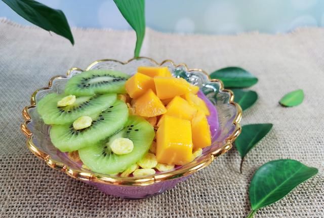 水果|1个紫薯半盒奶,搭配水果做成粥,简单又方便,营养又健康