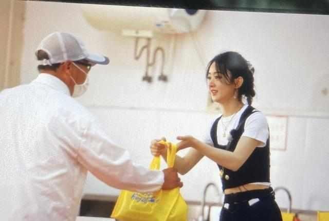  赵丽颖|赵丽颖在中餐厅遭到如此待遇，还被网友嘲带资进组？