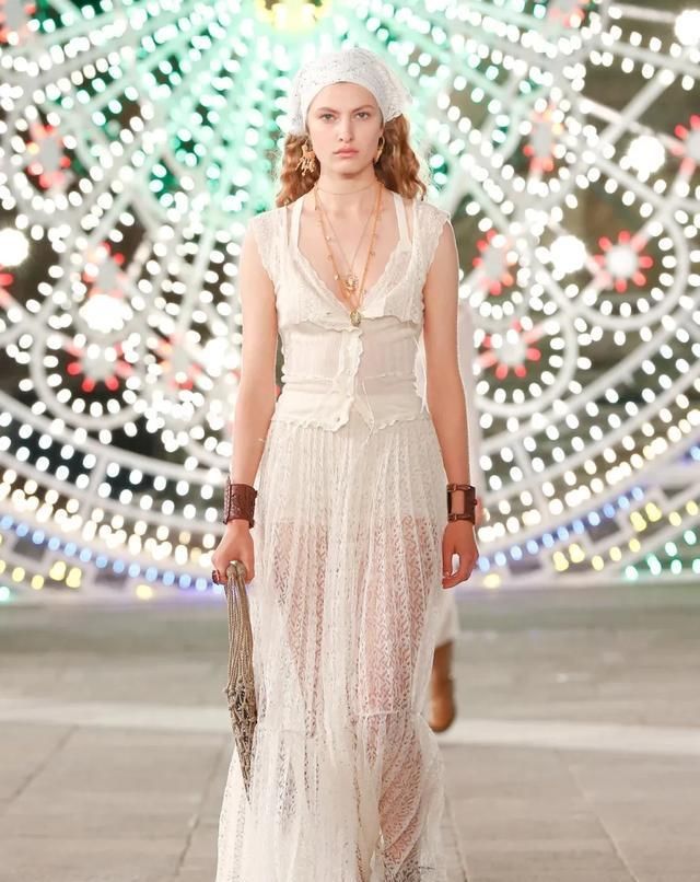  Dior|Dior 在意大利举办了一场没有观众的线下早春发布秀