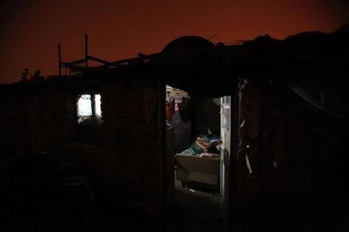  小女孩|实拍：农村9岁小女孩暑假在街头卖菜，最大心愿是能上大学