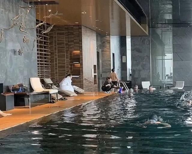 海绵|Baby穿浴袍看儿子游泳 小海绵正面曝光神似黄晓明