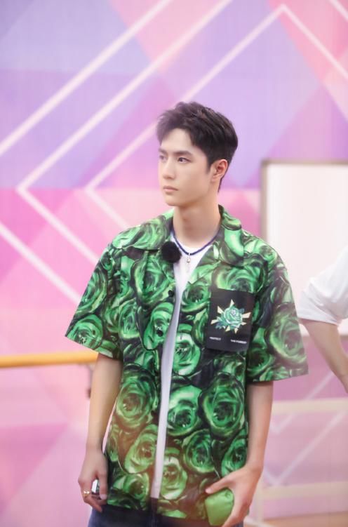  王一博|队长王一博太暖心！《这就是街舞3》选人花絮，跪着看小学员表演