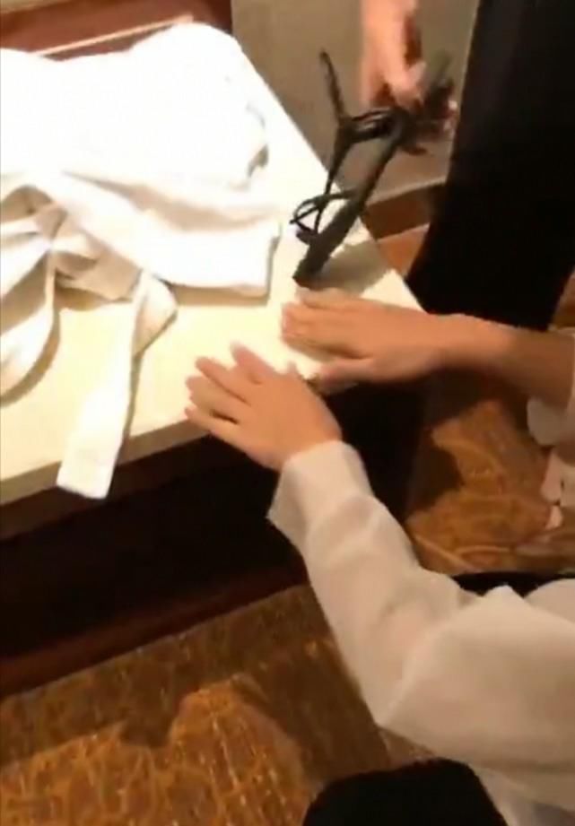 抽打|少女惨遭三名女生凌辱，逼其脱光后用鞋和衣架抽打，被打成香肠嘴