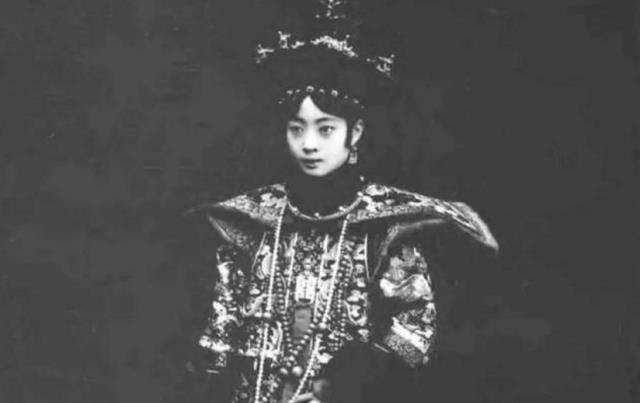 裹进|婉容晚年在狱中死去，身上只有一件遗物，尸体裹进草席扔进水沟！