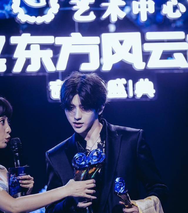 歌手|东方风云榜音乐盛典，几位歌手奖牌拿到手软，再多就真的拿不下了