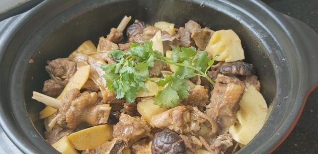  搭配|以后待客，鸭肉有新吃法了，普通食材搭配一锅，一开锅盖流口水了