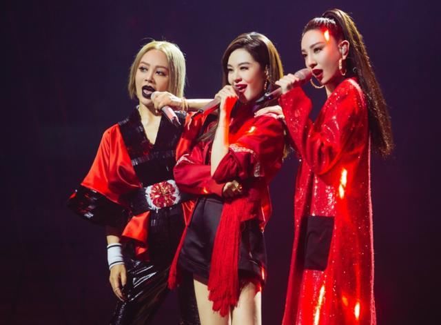  虚高|乘风破浪二公排名，张雨绮团第一被指虚高，阿朵淘汰引网友不满