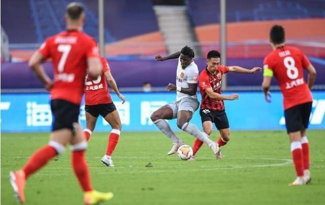  对阵|对阵青岛上港遭遇重创，锋线王牌恐继续伤停，本土两悍将从中受益