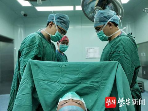  擅自|螺旋型钢管插入手臂， 25岁小伙没有擅自拔管“非常正确”