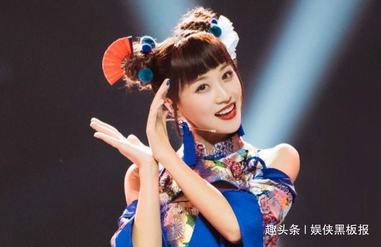  热议|金莎扇子掉了后蓝盈莹再引热议，有称她真姐妹，也有质疑其有心机