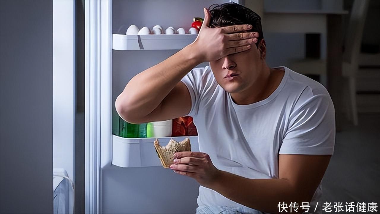 睡前吃夜宵与饿肚子哪个危害大(睡前吃夜宵和饿肚子睡觉，哪个更不利健康？早点搞清楚)