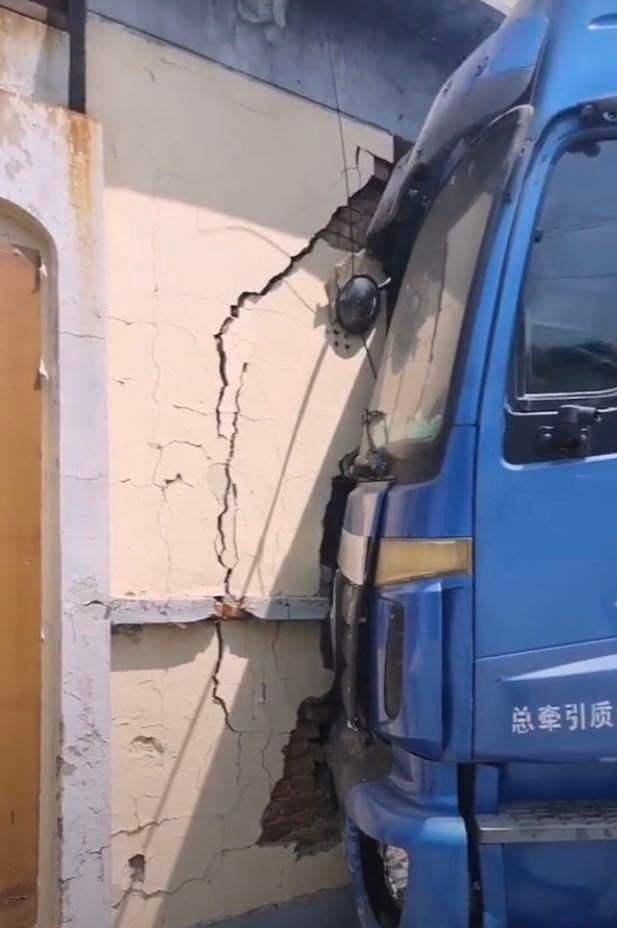 民宅|大货撞上公交 险些冲进民宅