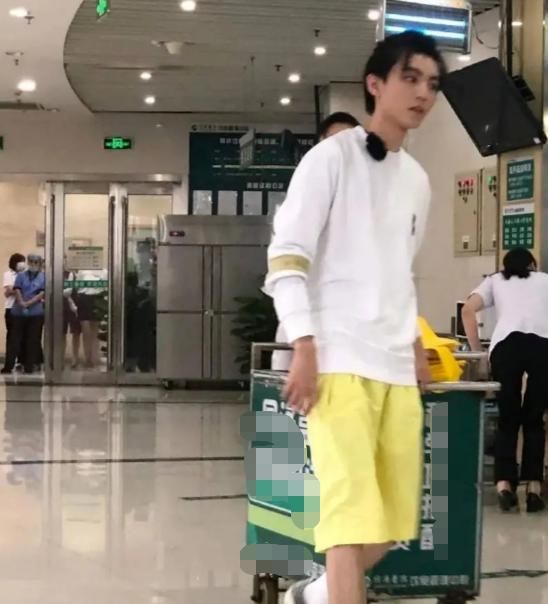  王俊凯|王俊凯为医务人员亲手做午餐，而谁注意他送餐姿势？素养是装不住的