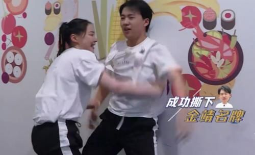  大笑|郭麒麟又被围攻撕名牌，女孩子们都在大笑，只有baby的反应最暖心