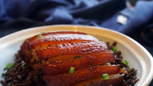  咸烧白|老家酒席出现的两道硬菜，“咸烧白” 腊猪蹄炖粉条