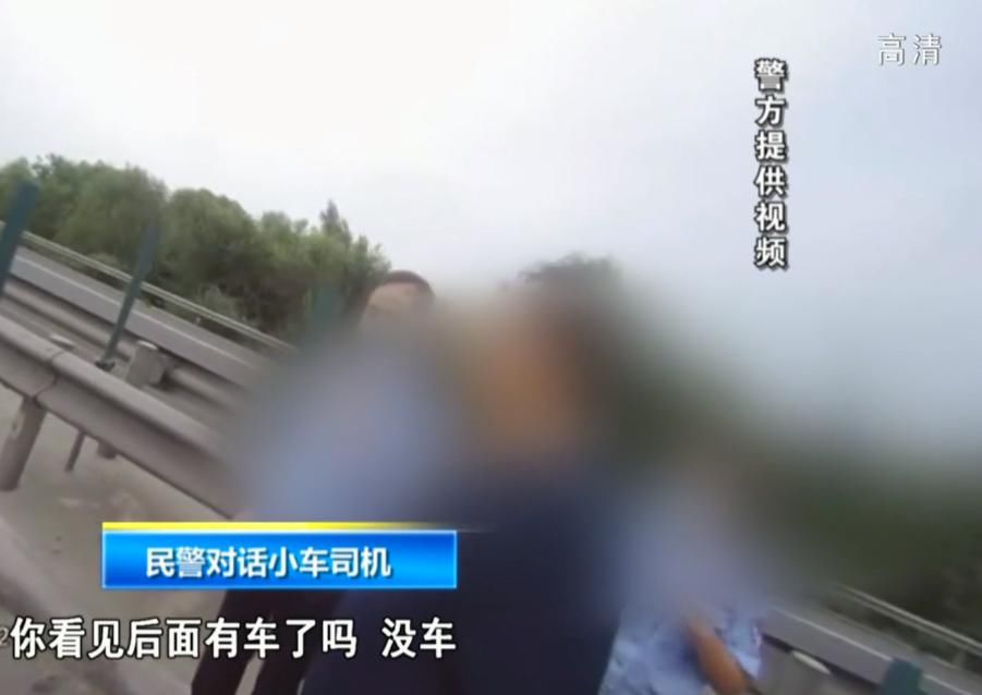  救护车|刚上高速就变道撞残救护车，轿车司机狡辩：没看见这辆车