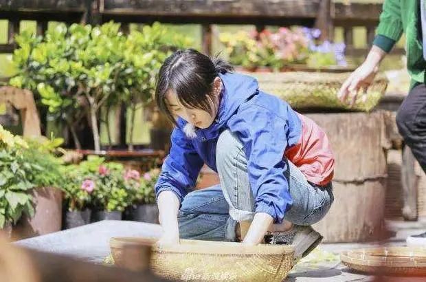 令人难忘|《唐山大地震》里那个令人难忘的小女孩，现在怎么样了？