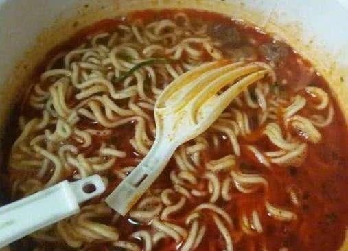 吃泡面|吃零食的时候,让你感到非常尴尬的6个瞬间,你遇到过吗