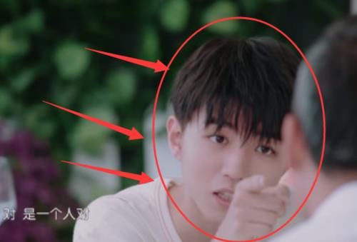  眼神|王俊凯录《中餐厅》，当他和黄晓明拥抱，谁注意到了林大厨：被眼神“出卖”