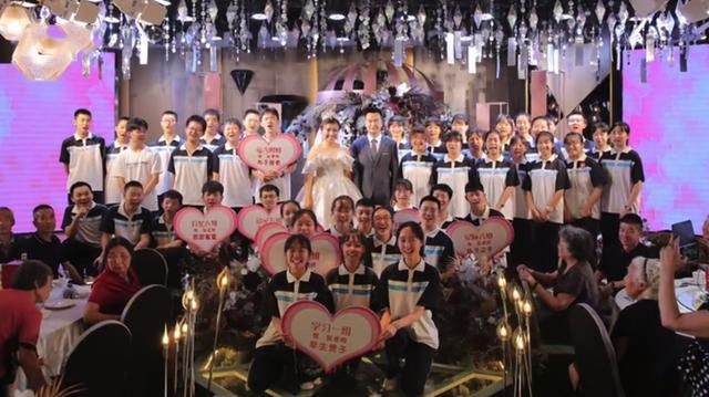 老师|班主任婚礼撞上中考，全班考完跨越半城送祝福，老师全程泪崩