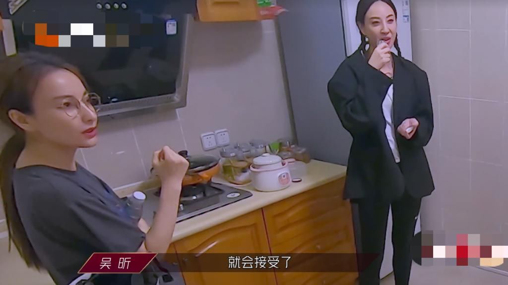  聊天|别人都在聊天，郑希怡又开始吃，看她从冰箱里拿的啥？弹幕全被吸引