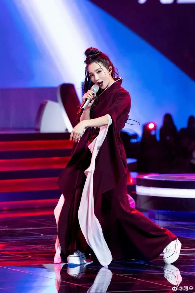  爆炸|凭“双料冠军”美爆炸热搜的她，才不是无辜“被绿”的傻白甜