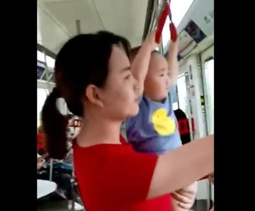宝宝|宝妈抱着娃坐地铁,全程无人让座,而宝宝的懂事行为被赞有教养