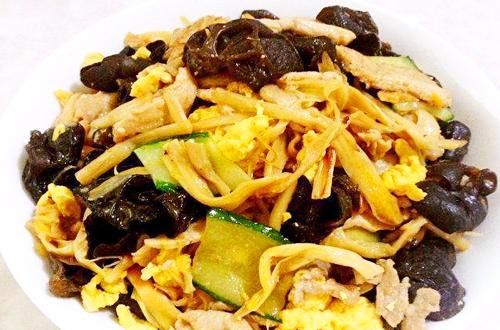 煸炒|家常木须肉,肉片最好直接入锅煸炒,这样味道和口感才更加合适