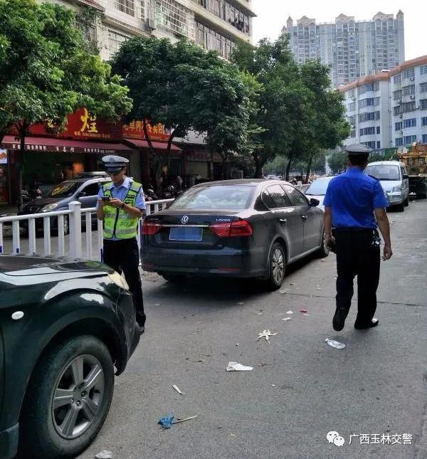 攻坚战|四城同创丨玉林交警全力以赴打好“创城”攻坚战