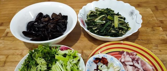  吃不完|巧用三伏天把吃不完的黄瓜晒成干，留着冬天炒肉吃，又香又脆